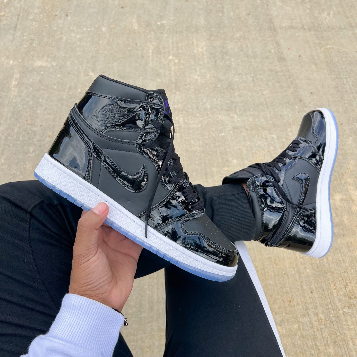 JORDAN RETRO 1 CHAROL NEGRA- BLANCA